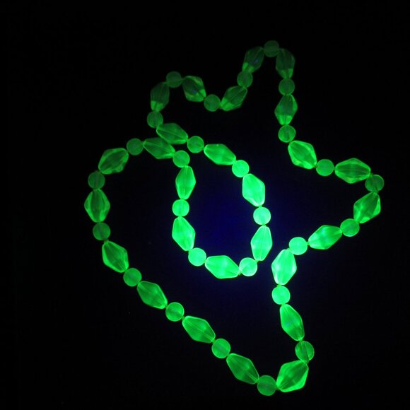 Uranium Glass vintage bead necklace - Picture 10 of 10
